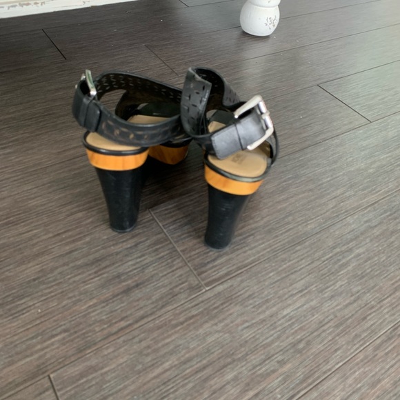 Black leather and wood - Picture 2 of 3